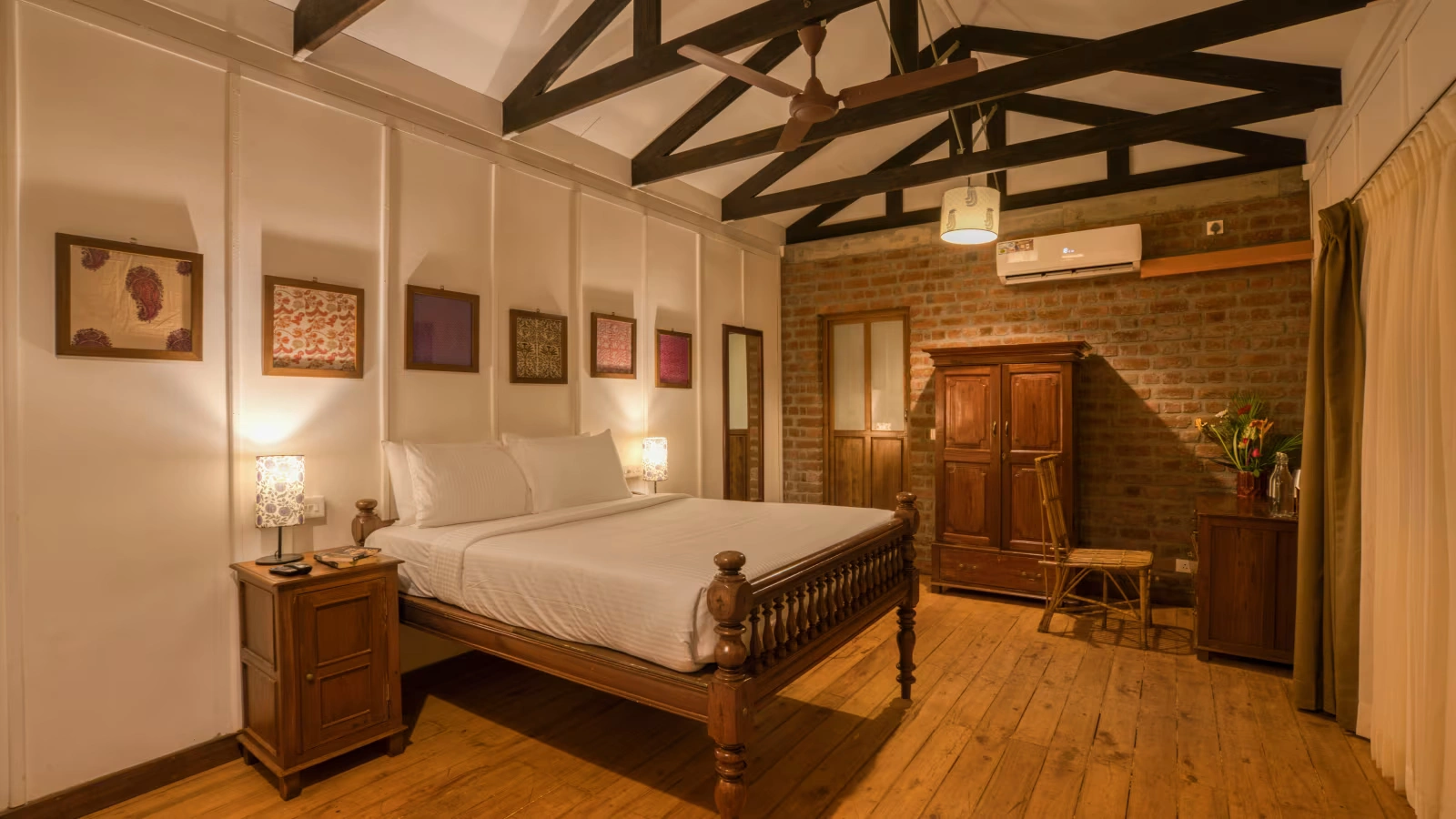 Swiss_Chalet_Bedroom_1_lgiwth