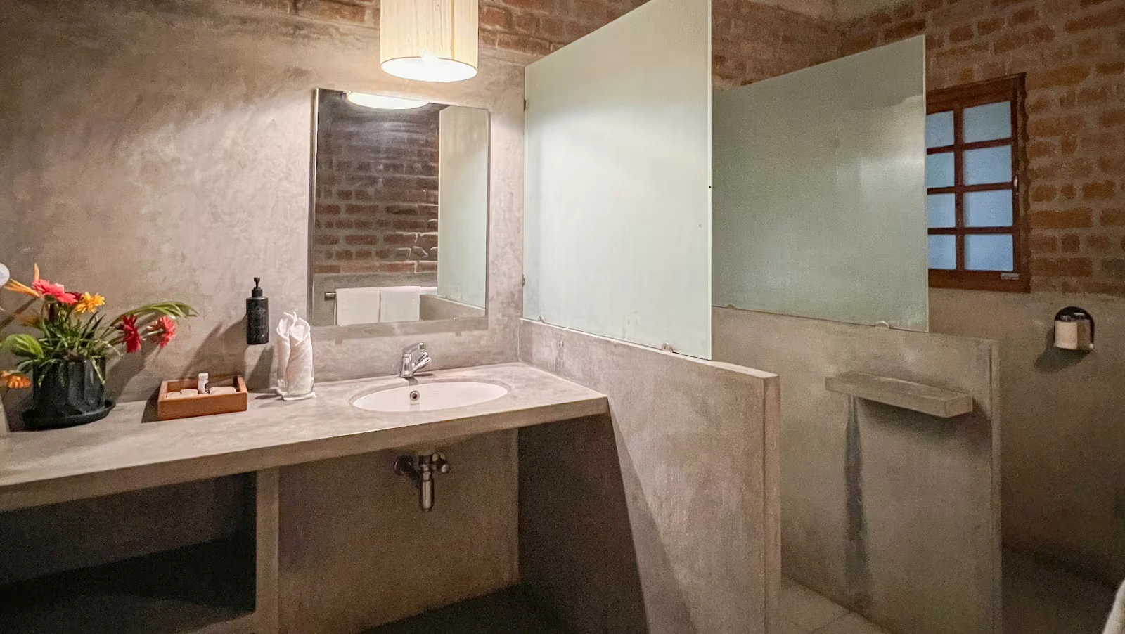 Swiss_Chalet_Washroom1_djtk5x