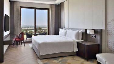 mc-blrnh-king-room-37481_Wide-Hor