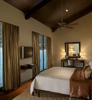 royal-club-duplex-suite-leela-kovalam-hotel_0.jpg (1)